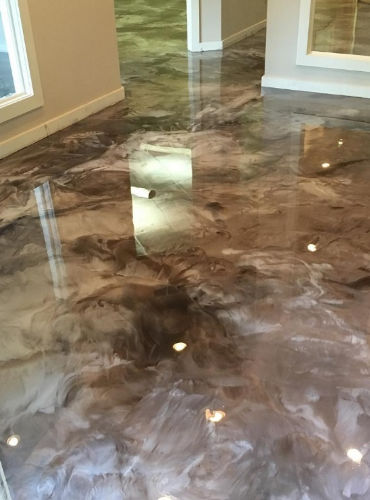 Suncoast created this beautiful blend of white and brown epoxy floor for this Wesley Chapel, Florida homeowner.